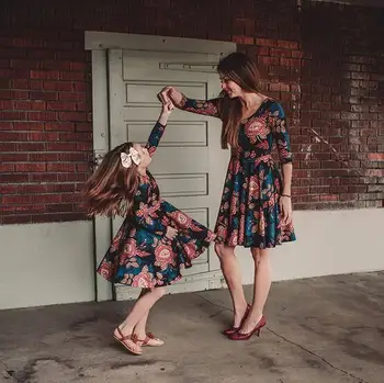 Matka dcéra šaty rodiny pozrite zodpovedajúce oblečenie móda kvetinový tlač šaty mama a baby girl šaty